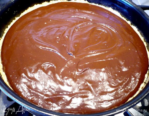 Выкладываем шоколадно-сливочный крем на слегка остывшую творожную начинку. Ставим в духовку еще на 30 — 35 минут. Дадим тарту полностью остыть и только потом извлечем из формы. Теперь поставим тарт лучше всего на ночь в холодильник.  