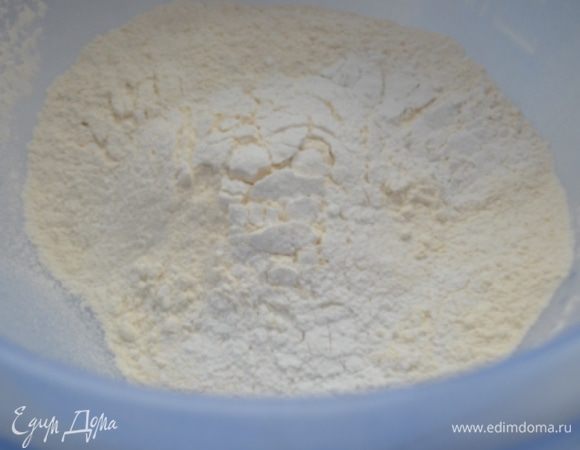 Просеять в большую миску муку, добавить соль и соду, перемешать.