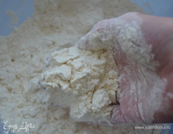 Кладем в тесто кусок масла и руками растираем.