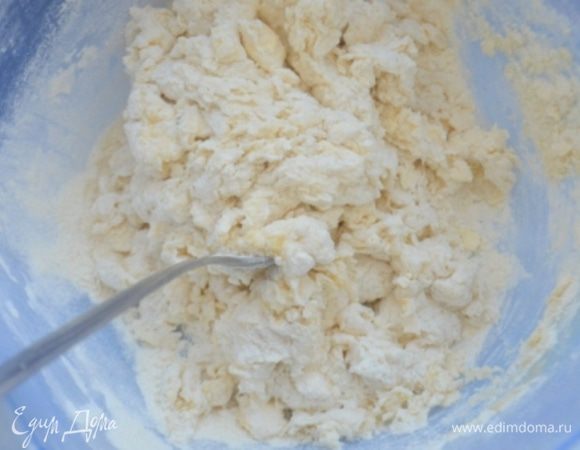 Влить молоко и замесить мягкое тесто.