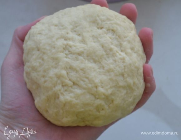 Перенести на стол, присыпанный мукой и вымесить как следует тесто. Прикрыть полотенцем и дать постоять 20 минут. 