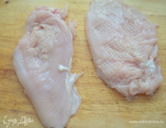 Пока тесто стоит займемся начинкой: куриное филе помыть, отбить. Посолить, поперчить и сдобрить специями по вкусу.