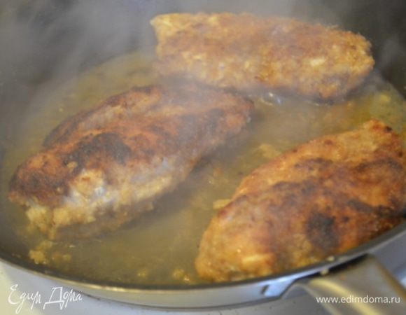 Обжарить на разогретом масле с обеих сторон. Я добавляю немного воды и тушу еще на среднем огне под крышкой минут 10, чтобы курица полностью приготовилась и стала очень мягкой! 