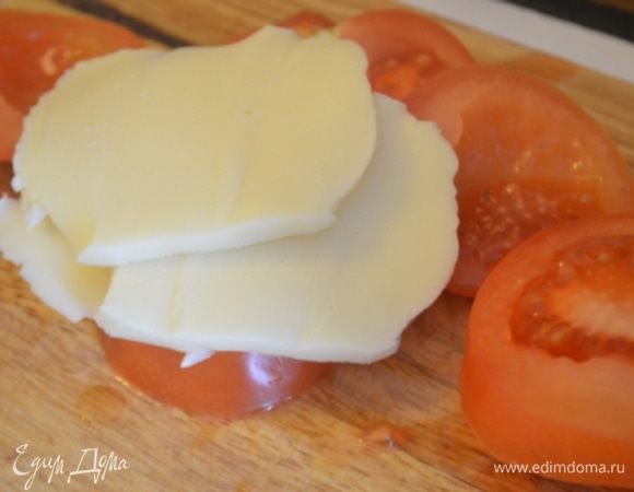 Томаты и моцареллу нарезать на кружочки, а шпинат помыть.