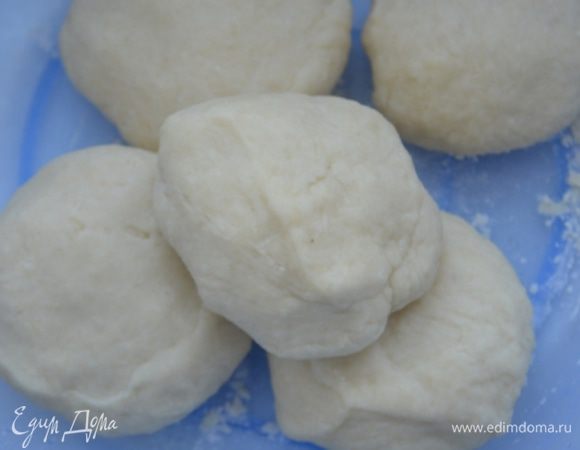 Теперь главное все сделать быстро,чтобы насладится горячим свежим блюдом. Тесто делим на куски, у меня их 8. : я сделала с курицей, а 2 просто так съела дочка! Они и без начинки очень вкусные! 