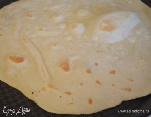 Наколоть вилкой и обжарить на СУХОЙ сковороде с обеих сторон. Лепешка должна зарумянится.