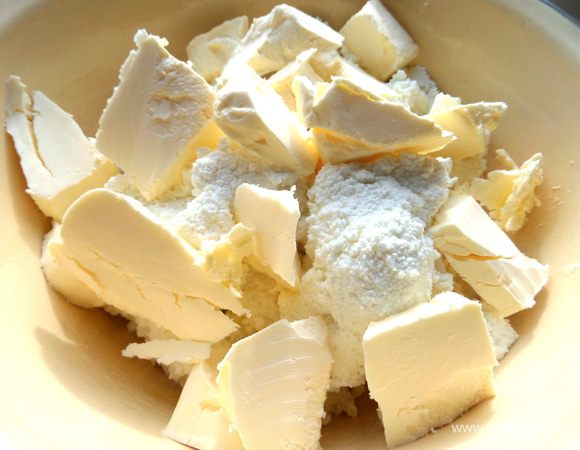 Творог протереть или взять однородный,добавить кусочки масла или маргарина.