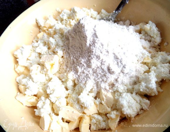 Всыпаем по стакану муки+сода+ваниль.