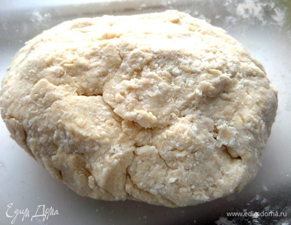 Далее замешиваем уже руками крутое тесто,досыпая муку,сколько тесто возьмёт...Всё зависит от влажности творога! Я написала максимальное количество муки,включая муку при лепке (на руки).