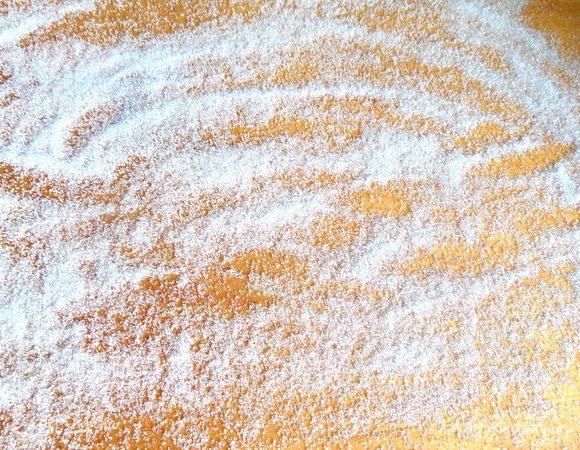 Если тесто нагрелось от рук,то лучше подержать его немного в холодильнике,но можно и сразу приступить к работе)) Для этого на большую доску насыпать слой сахара вместо муки.