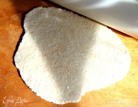 Я обычно переворачиваю несколько раз,собирая под тесто сахар с доски,чтобы потом не прилипало к рукамю