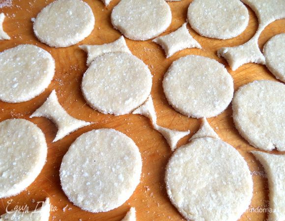 Обрезочки собираю и перемешиваю с общим комком теста,присыпав немного муки.