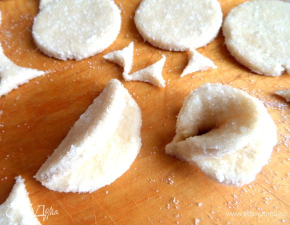 Складываем каждый кружок пополам не до конца.