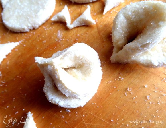 А потом снова пополам и защипываем уголки плотно,макая пальцы в муку.