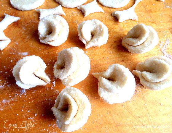 В первой партии у меня многие раскрылись бутончики,поэтому прижимайте крепко! Отгибаем лепёшечки из теста друг от друга в виде лепестков роз.