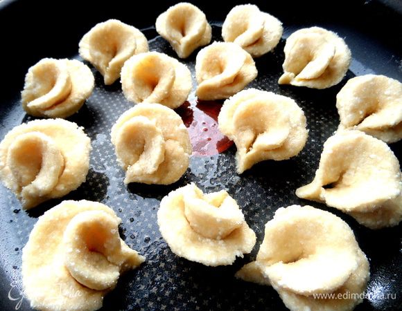 Смазываем тефлоновую форму растительным масло и переносим все бутончики,прижав слегка к форме.