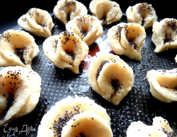 Далее мне захотелось чем-нибудь присыпать бутоны...Мак отлично подошёл к творожной выпечке,поэтому каждый цветочек присыпала по паре щепоток мака.