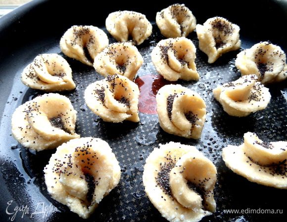 Отправляем выпекаться в разогретую духовку на 15 минут.