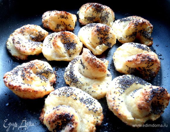 Сначала розочки будут очень мягкими,как булочки,от которых я просто не могу оторваться (съела весь брак!),но потом остынут и станут больше похожи на печенье.