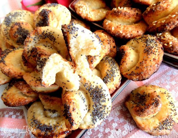 В вот такое оно в разломе!!! Серединка мягкая,а верх хрустящий,с присыпкой)))