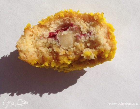 А вот такие они внутри после пробы))))
Мягкое, пропитанное сгущенкой, ароматное песочное тесто рассыпается во рту, раскрывая начинку из хрустящего орешка под вишневой кислинкой!!!! 