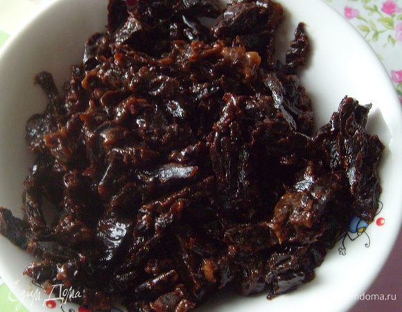 Из пакетиков заварить чай и замочить в нем чернослив на 4-6 часов. Затем чернослив откинуть на дуршлаг и дать жидкости полностью стечь. 10-12 ягод покрупнее оставить для украшения, а остальное порубить.