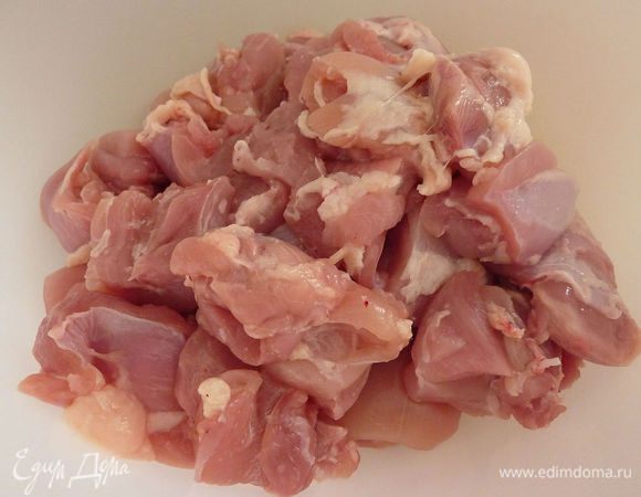 Мясо очистить от кожи костей и порезать на кубики по 3 см.
