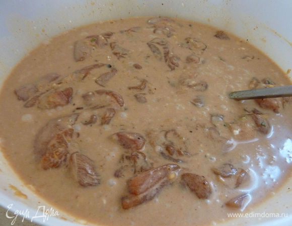 Розмарин, чеснок и имбирь очень мелко порубить. Все ингредиенты смешать в миске. Убрать в холодильник на час. 
