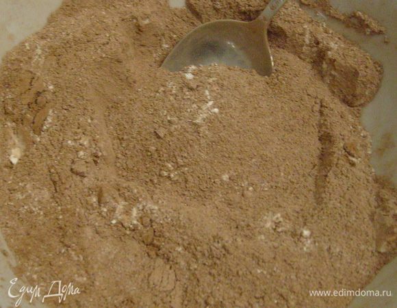 Смешать муку, какао, сахар, соду, разрыхлитель и соль. 