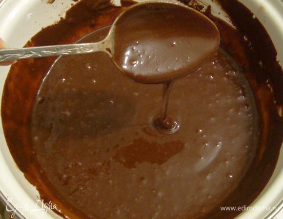 Добавить яйцо, молоко, растительное масло, ваниль и воду комнатной температуры. Перемешать все миксером на минимальной скорости. Тесто получится жидким.