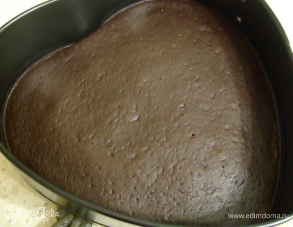 Выложить тесто в подготовленную форму (дно формы смазать маслом и присыпать мукой). Выпекать в разогретой до 180 градусов духовке 20-30 минут. Готовый корж охладить на кухонной решетке до полного остывания.