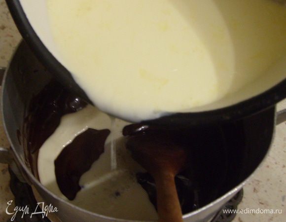 Шоколад растопить на водяной бане. 200 г сливок нагреть, но не доводить до кипения. Горячие сливки тоненькой струйкой вылить в шоколад, хорошо перемешать и остудить до комнатной температуры.