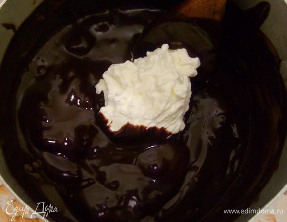 100 г оставшихся сливок взбить до устойчивых пиков и соединить с шоколадным ганашем. Добавить порубленный чернослив.