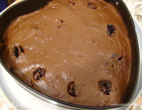 Выложить бисквит в форму, сверху вылить крем-мусс, сверху аккуратно чуть притопить целый чернослив. Охладить в холодильнике. Охлажденный торт достать из формы и слегка присыпать какао.