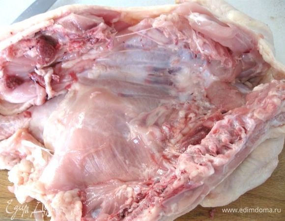 Раскрыть тушку курицы, снять с кожи кости вместе с мясом курицы. Снять мясо с костей. Кожу не выкидывать, она понадобится. 

