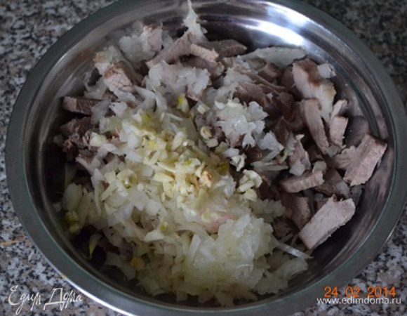 Лук и чеснок измельчить в блендере.
Свинину и грудинку нарезать кубиком, смешать.