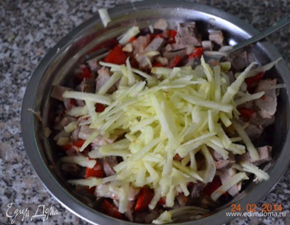 Добавить нарезаный перец, и натертое на крупной терке очищеное яблоко, посолить и поперчить по вкусу.