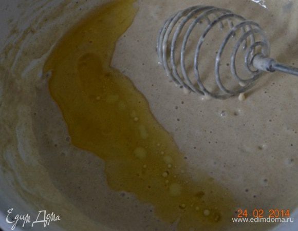 Всыпать муку и разрыхлитель, размешать до однородности, влить масло