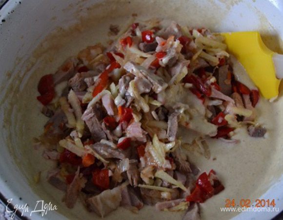 В тесто добавить нарезаную "начинку", хорошенько перемешать.