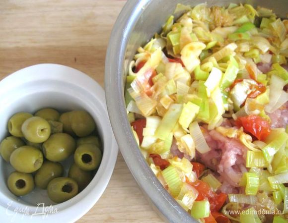 Добавить лук и помидоры к фаршу.