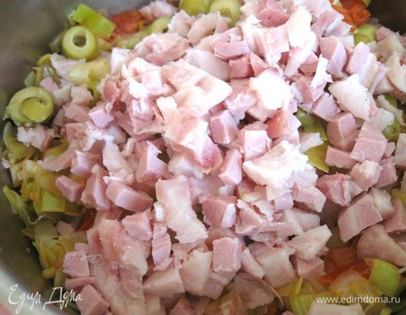 Разрезать на кубики кусочки рульки. Оливки разрезать колечками. Добавить в фарш.