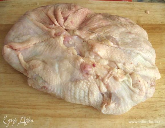 Выложить смесь на кожу курицы и сложить тушку так, чтобы она казалась целой, а начинка была закрыта. Перевязать кулинарной нитью. 