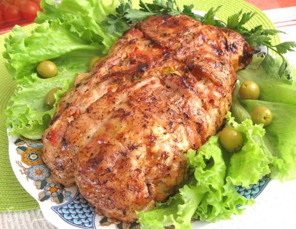 Положить курицу грудкой вверх на противень. Обмазать маслом. Запекать в духовке, разогретой до 190 градусов , по 20 минут на каждые 500 г веса плюс еще 15 минут.  Во время запекания периодически поливать курицу выделяющимся соком. 