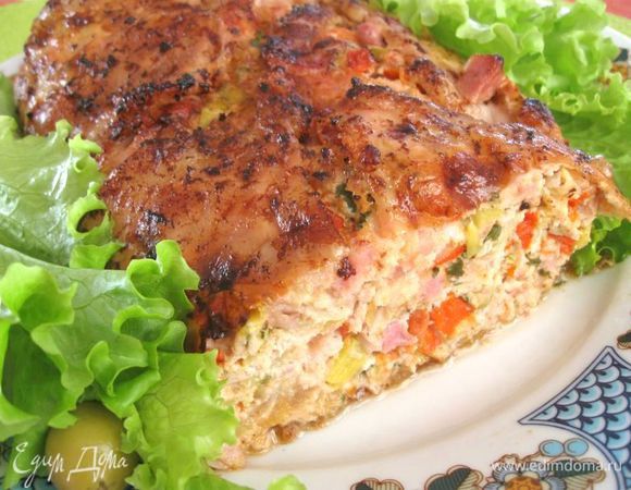 Дать готовой курице остыть, снять кулинарную нить и нарезать. Подавать со свежими овощами, салатом.
Приятного аппетита!
