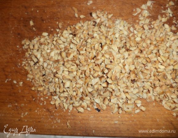Жареный фундук мелко порубить ножом.