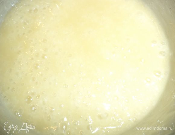 В небольшой кастрюле на маленьком огне довести до кипения сливки с сахаром и уварить в 2 раза.