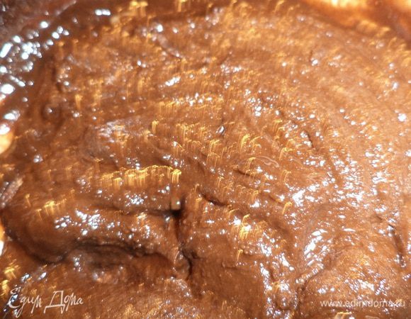 Чёрный шоколад наломать кусочками и растопить на горячей водяной бане. Добавить половину уваренной сливочной массы и 25 гр масла, перемешать.