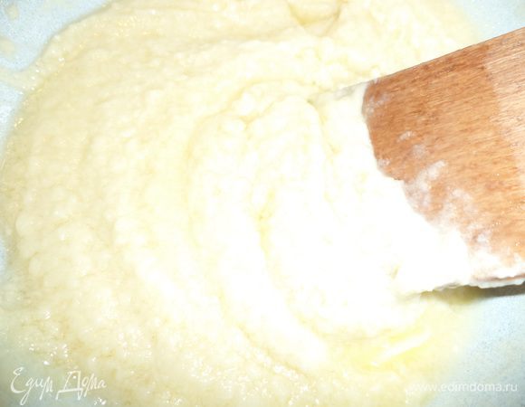 Белый шоколад тоже растопить на водяной бане, добавить оставшуюся сливочную массу и 25 г масла, перемешать.