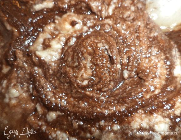 Вылить обе шоколадные массы в одну миску и вилкой аккуратно перемешать, сделав мраморный узор. Дать массе остыть.