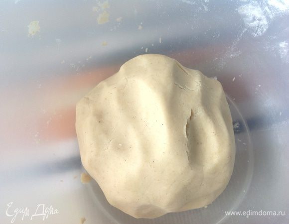 Масло комнатной температуры смешать с сахарной пудрой. Взбить.
Добавить все остальные ингредиенты и замесить тесто, если получиться очень крутое добавить одну чайную ложку холодной воды.